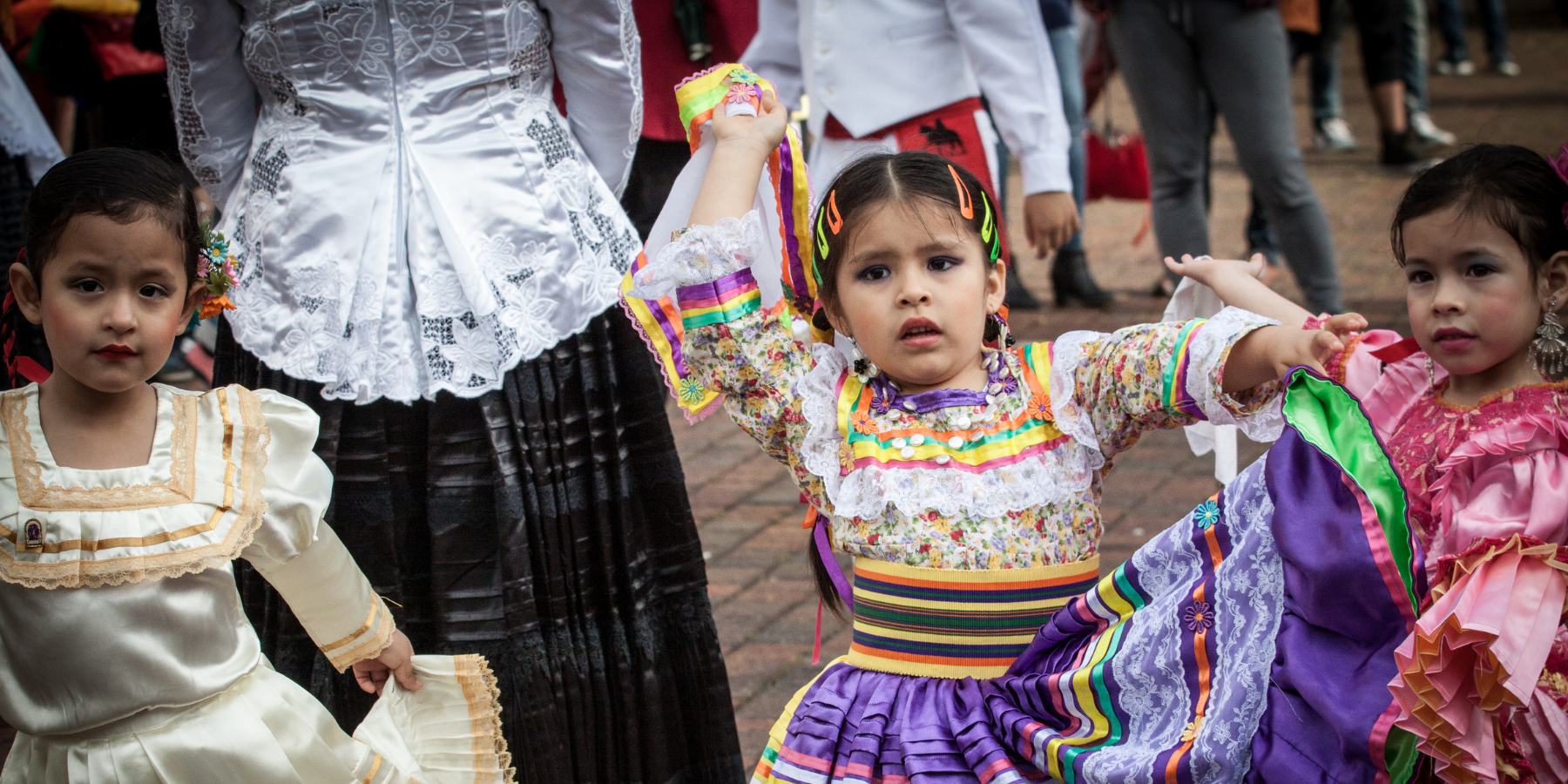 Bambini in abiti tradizionali in una festività rom