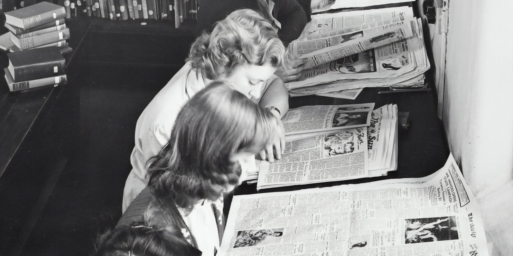Victoria Museums - donne che leggono giornali