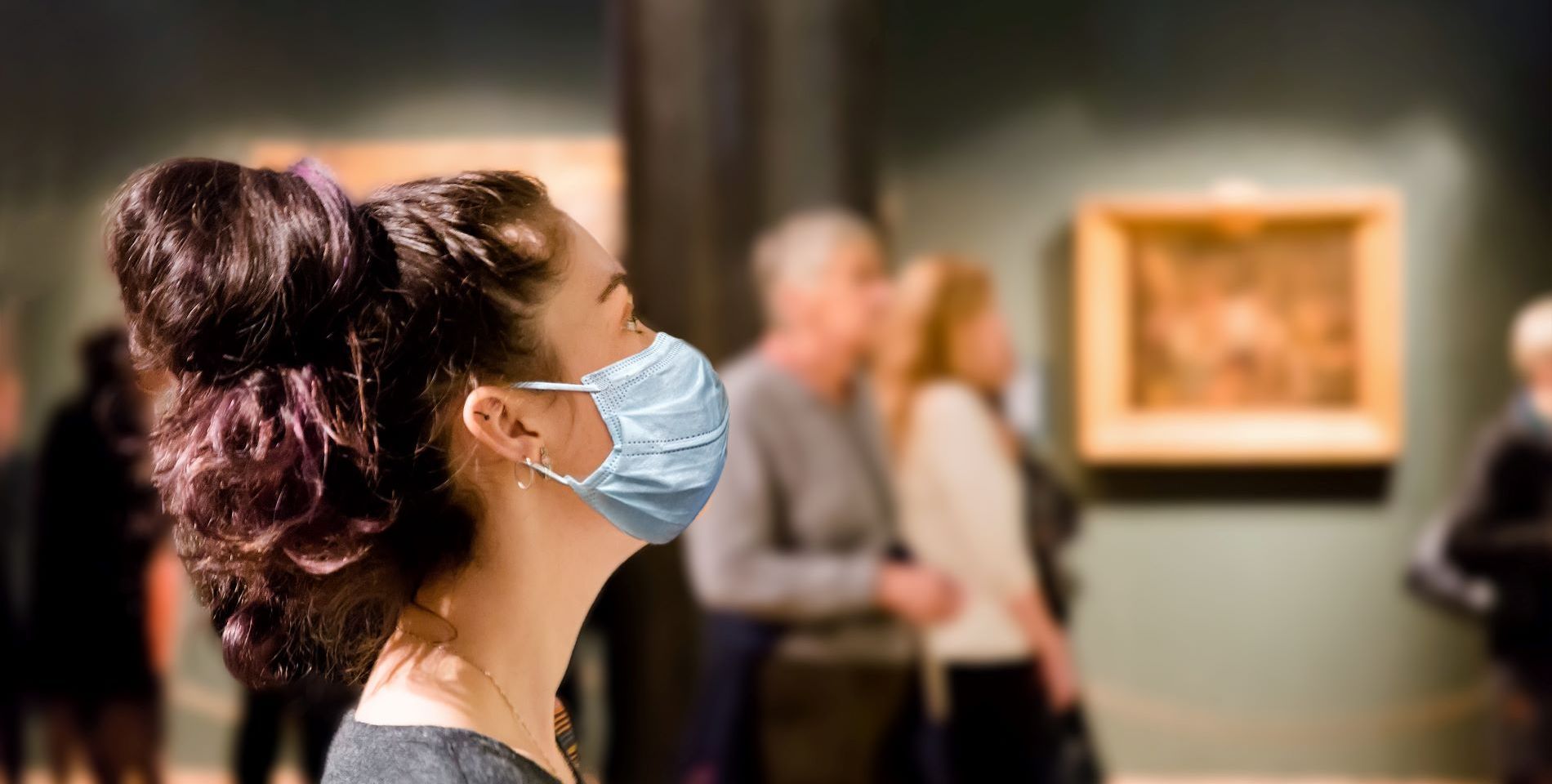 visitatrice al museo con mascherina